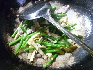瘦肉丝羊尾笋炒带豆的做法步骤：12