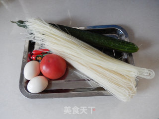 黄瓜鸡蛋酱拌米粉的做法步骤：1