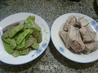 扁豆炒排骨的做法步骤：1