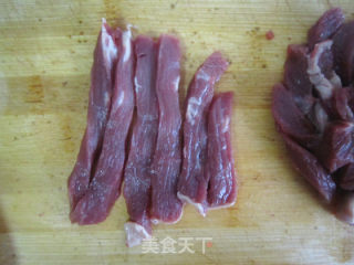 嫩滑好吃的——黑胡椒牛柳的做法步骤：1