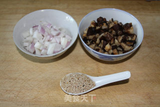 香菇炒肉丁的做法步骤：2