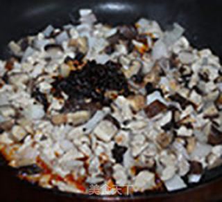 香菇炒肉丁的做法步骤：7