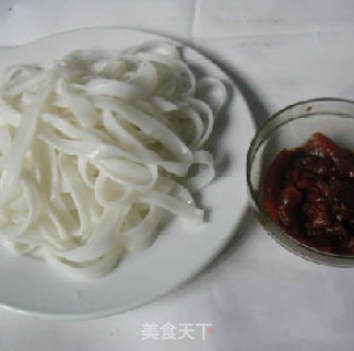 干炒河粉的做法步骤：1