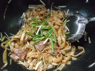 干炒河粉的做法步骤：6