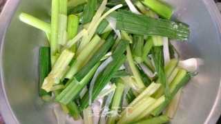 芹菜蒜苗炒墨鱼的做法步骤：2