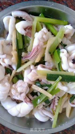 芹菜蒜苗炒墨鱼的做法步骤：6