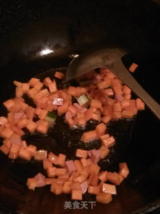 黄瓜胡萝卜丁炒饭的做法步骤：2