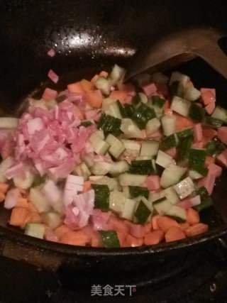 黄瓜胡萝卜丁炒饭的做法步骤：3