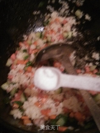 黄瓜胡萝卜丁炒饭的做法步骤：5