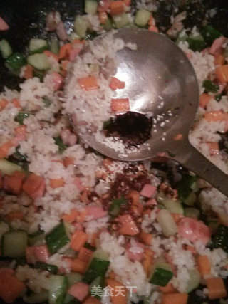 黄瓜胡萝卜丁炒饭的做法步骤：6