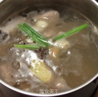 糖醋排骨的做法步骤：1