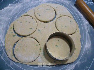 油炸葱饼的做法步骤：10