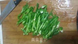 青椒炒毛豆的做法步骤：2