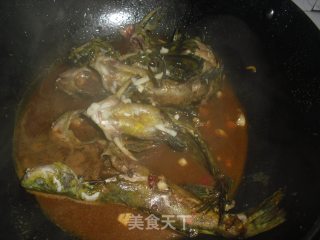 酱烧黄骨鱼的做法步骤：4