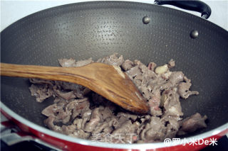 酸笋炒牛肉——不负盛名的壮族风味儿的做法步骤：4