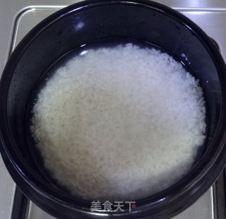 腊肠稻香米煲仔饭的做法步骤：3