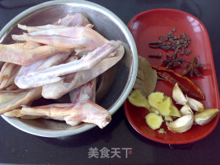 麻辣鸭掌翅的做法步骤：1