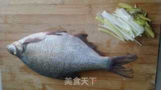 香炸鳊鱼的做法步骤：1
