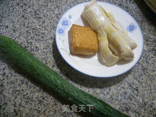 香干羊尾笋拌青瓜的做法步骤：1