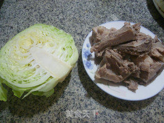 圆白菜肉骨汤的做法步骤：1