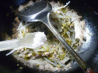 雪菜肉末炒萝卜丝的做法步骤：10