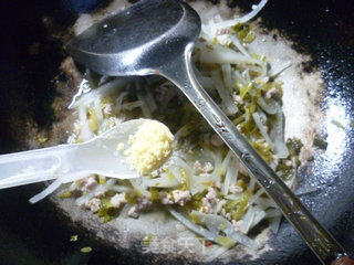 雪菜肉末炒萝卜丝的做法步骤：11