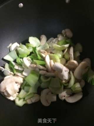 蘑菇青菜汤的做法步骤：4