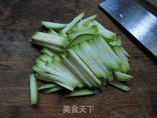 肉丝西葫芦炒年糕的做法步骤：2