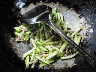 肉丝西葫芦炒年糕的做法步骤：6