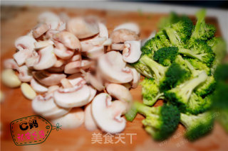 C妈私房之选——快手的素炒草菇西兰花的做法步骤：1