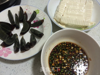 小葱皮蛋豆腐的做法步骤：2