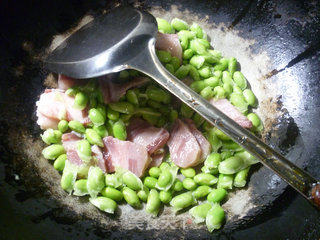 咸肉油豆腐毛豆汤的做法步骤：4