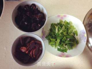 蒜苗炒鸡胗的做法步骤：1