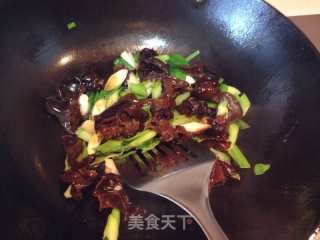 蒜苗炒鸡胗的做法步骤：3