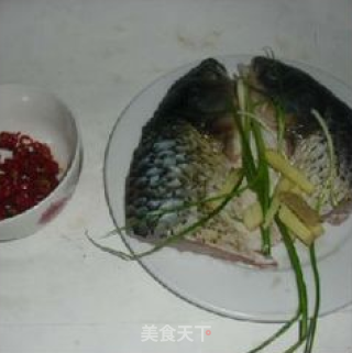 红烧鱼头的做法步骤：1