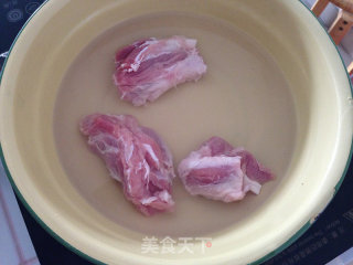 【莲子百合炖瘦肉】----滋润养生汤的做法步骤：2