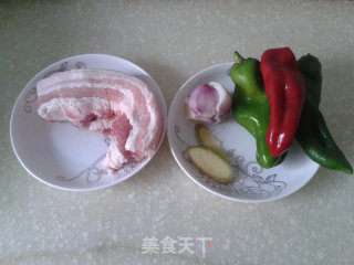 双椒回锅肉的做法步骤：1