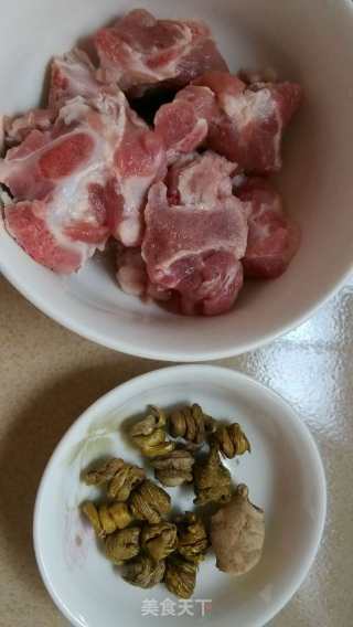 石斛排骨汤的做法步骤：1