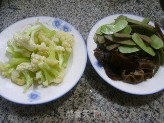 黑木耳扁豆炒花菜的做法步骤：1