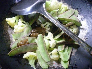 黑木耳扁豆炒花菜的做法步骤：3