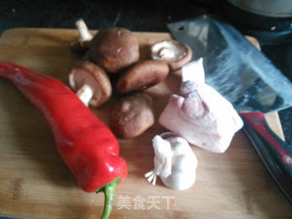 香菇炒肉的做法步骤：1