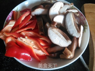 香菇炒肉的做法步骤：3