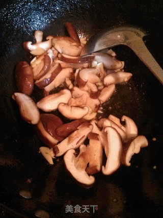 香菇炒肉的做法步骤：7