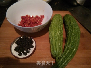 剁椒豆豉炒苦瓜的做法步骤：1