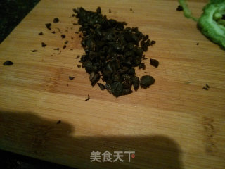 剁椒豆豉炒苦瓜的做法步骤：2