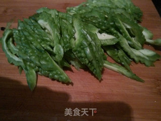 剁椒豆豉炒苦瓜的做法步骤：3