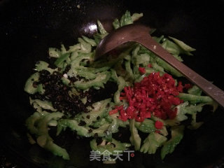 剁椒豆豉炒苦瓜的做法步骤：5