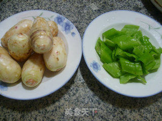 青椒炒香芋的做法步骤：1