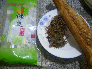 梅干菜油条粉皮汤的做法步骤：1