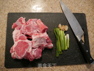 猪骨菌菇汤的做法步骤：1
